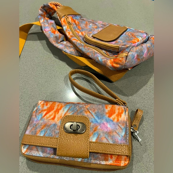 Vintage Style Cross-Body Bag With Matching Wristlet - Picture 12 of 16